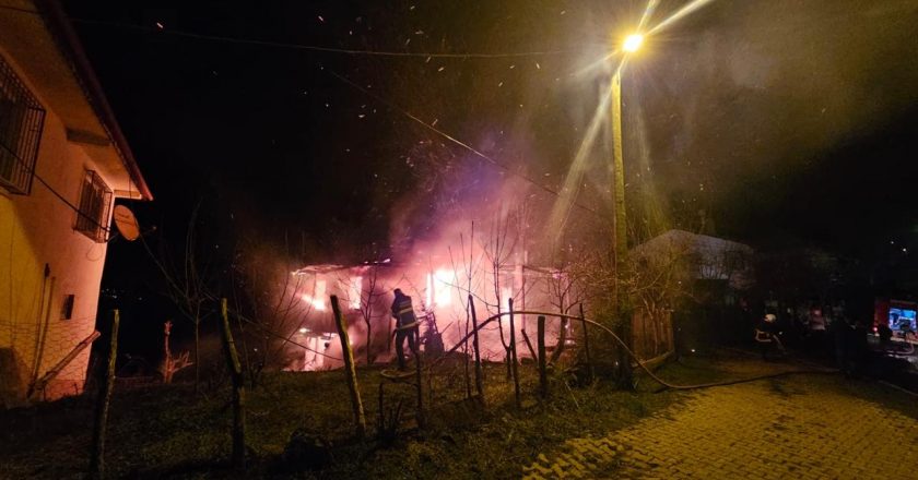 Tokat'ta çıkan yangın nedeniyle 2 katlı ev kullanılamaz hale geldi