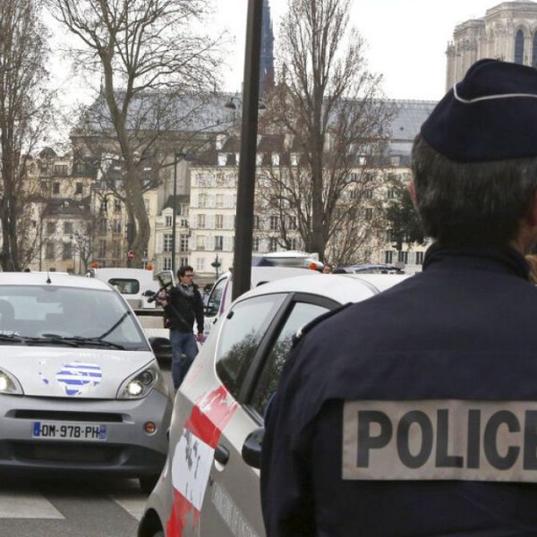 Fransız polisi, saldırı tehdidi nedeniyle Paris'teki İran Konsolosluğu'nu kordon altına aldı.