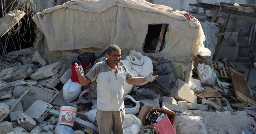 İsrail'in hava saldırıları nedeniyle yerlerinden edilen Lübnanlılar geçici ev bulmakta zorlanıyor