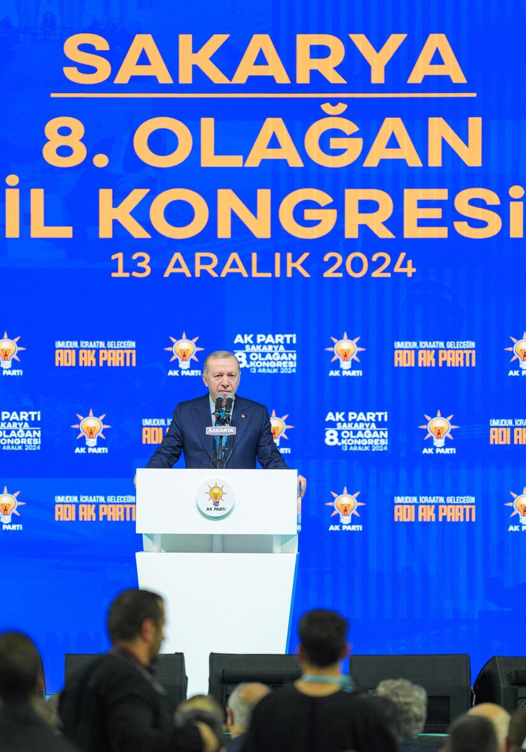 AA-20241213-36474033-36474032-AK_PARTI_SAKARYA_8_OLAGAN_IL_KONGRESI