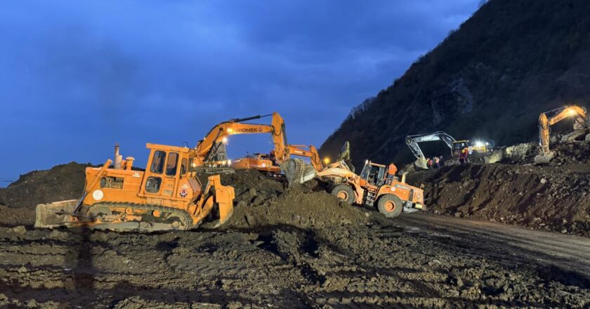 Artvin’de kapatılan Karadeniz sahil yolu tek şeritli ulaşıma açıldı.