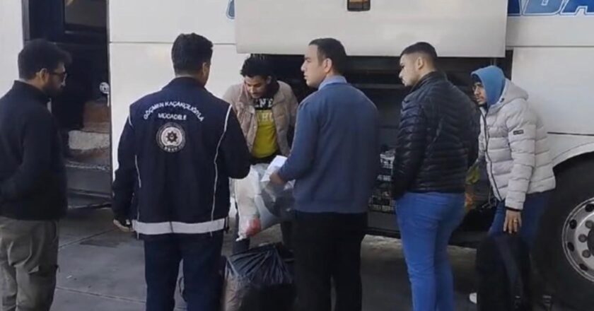 Osmaniye’de yolcu otobüsü ve otomobilde 7 kaçak göçmen bulundu: 1 tutuklama – Son Dakika Türkiye Haberleri