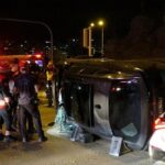 Capriole direksiyon simidinin kontrolünü kaybettiğinde! Trafik ışığına vurarak durabildi: 1 kişi yaralandı
