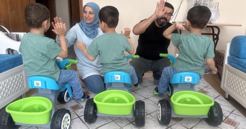 Evlerini evlat edinilmiş bir aile olan üçüzlerle alkışladılar