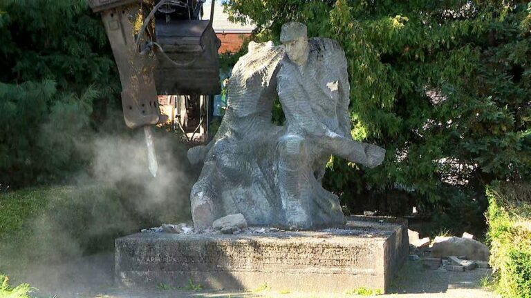 Video. Anıt, Polonya'daki komünist semboller yasası bağlamında kaldırıldı