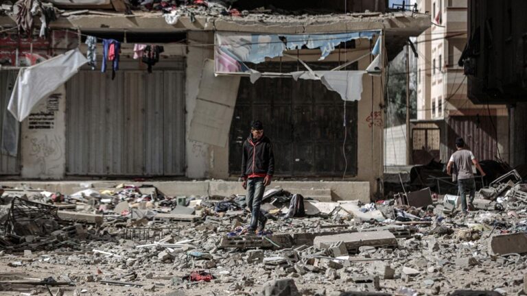 Katil, 15'i Gazze Şeridi'nde yardım bekleyen 53 Filistinliyi öldürdü.