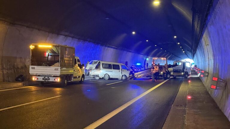 Yol zinciri yol kazalarının taşınması Anadolu otoyolunu kesintiye uğrattı