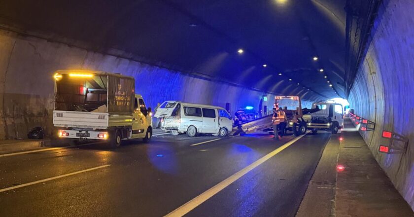 Yol zinciri yol kazalarının taşınması Anadolu otoyolunu kesintiye uğrattı