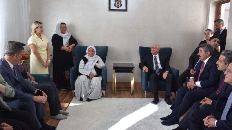 Ulusal Savunma Bakanı Güler, Şişnak'ta Martyr ailesini ziyaret etti