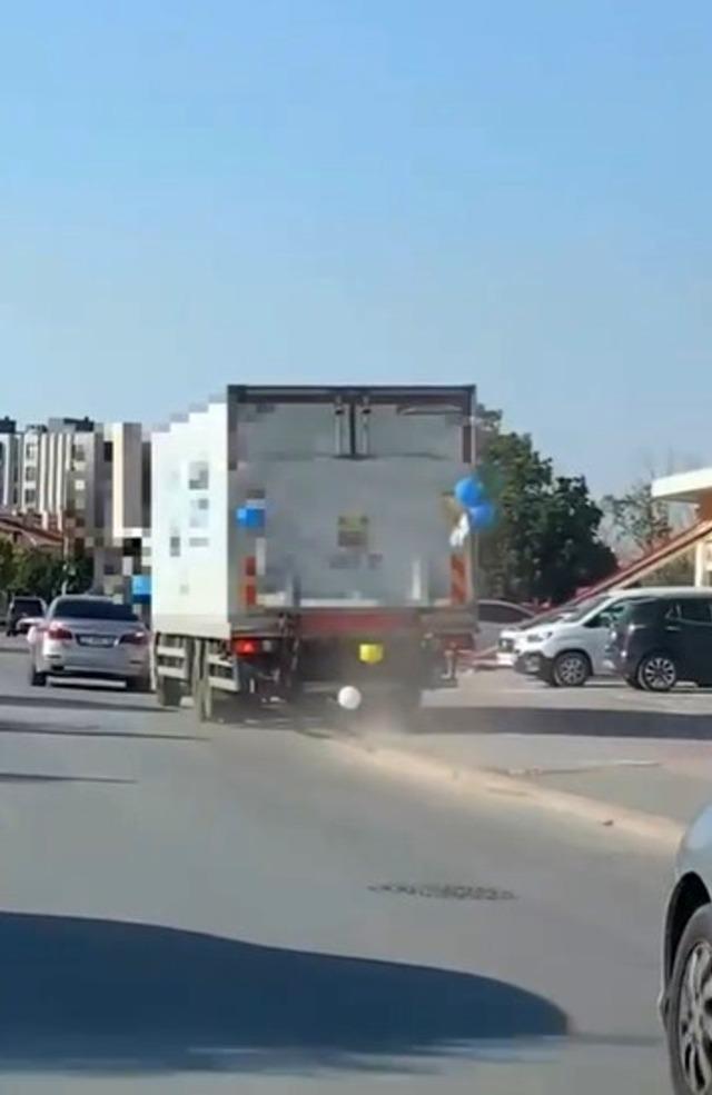 Balonla dekore edilmiş kamyon şoförünün hareketleri 2