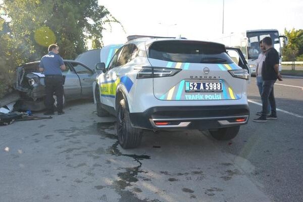 Kontrolü dışarıda bıraktı, polis arabasını vurdu: yaralandı