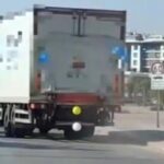 İcat edilmiş balonla dekore edilmiş kamyonun sürücüsünün hareketleri