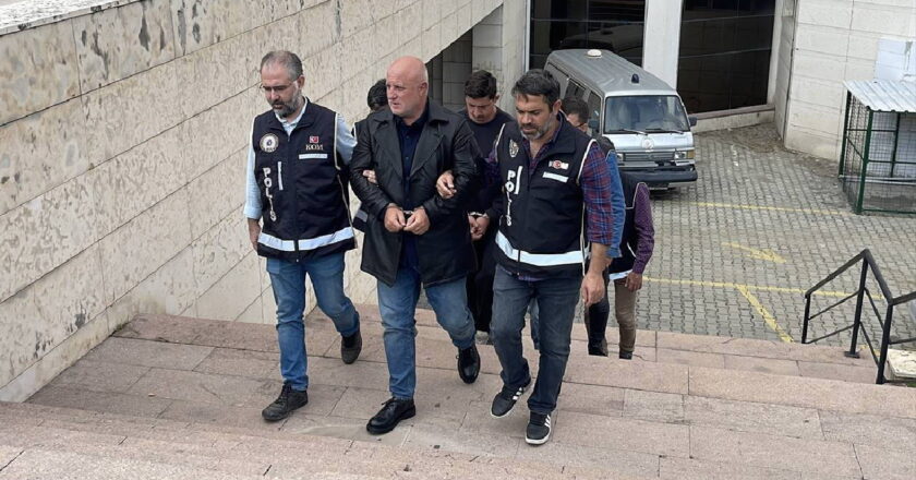 Balıkesir'de 3 kişiyi öldüren firariyi çalıştıran 3 kişi tutuklandı – Son Dakika Türkiye Haberleri