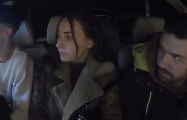 Köpeklerin kovaladığı genci korna sesiyle kurtardı. 