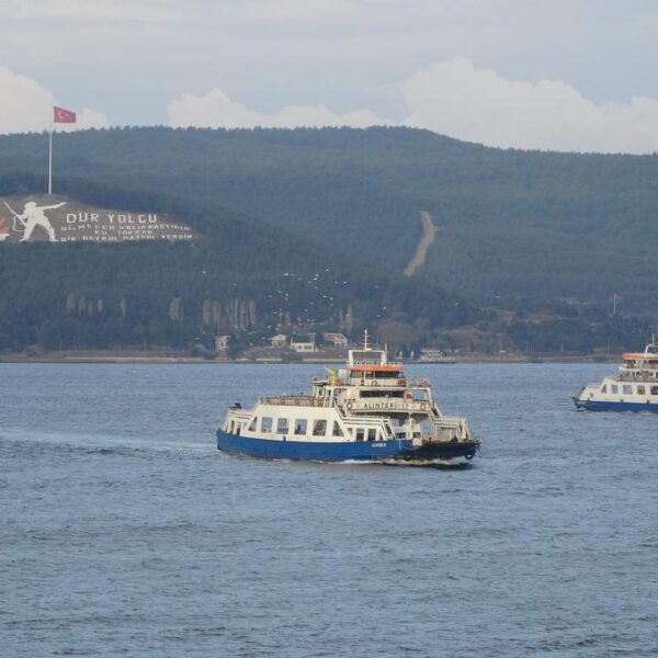 Fırtına nedeniyle Gökçeada feribot seferleri engellendi