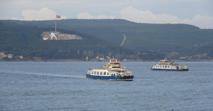 Fırtına nedeniyle Gökçeada feribot seferleri engellendi