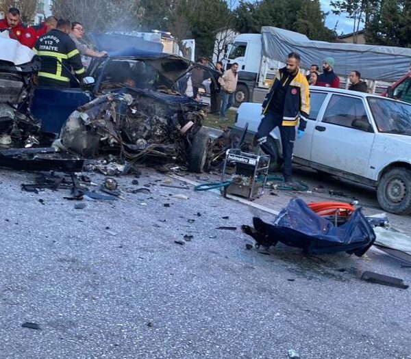 Karşı Şeride Geçen Araç Feci Kazaya Neden Oldu: İki Ölü, Üç Yaralı