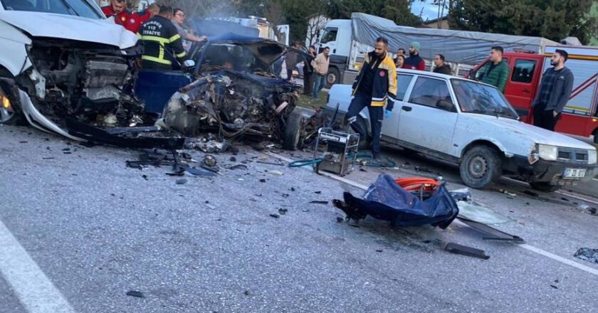 Karşı Şeride Geçen Araç Feci Kazaya Neden Oldu: İki Ölü, Üç Yaralı